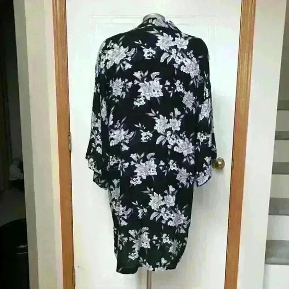 NWOT Spiritual Gangster Maya Kimono Black White Floral - Picture 9 of 9
